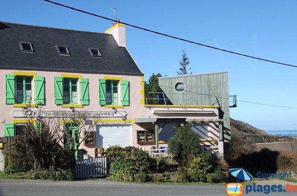 Librairie à côté de la plage de Poul Rodou