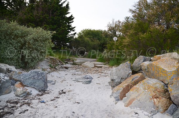 Accès à la plage du Poul