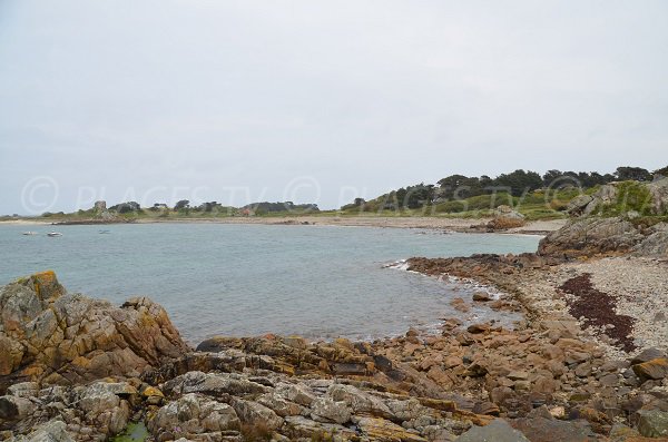 Photo de la plage de Poul Stripo et vue sur le Gouffre de Plougrescant