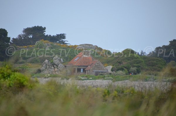 Maison accolée à des rochers entre le gouffre de Plougrescant et Poul Stripo