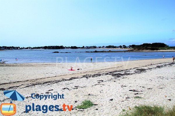 Plage à La Trinité sur Mer peu fréquentée en été - Poulbert