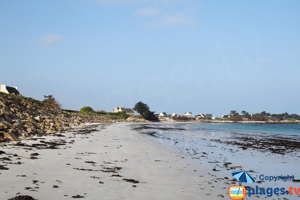 Enrochement sur la plage du Pouldu de Santec