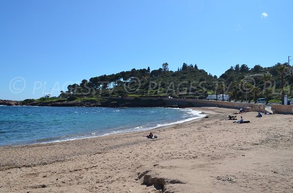 Plage de sable du Pourousset à Agay