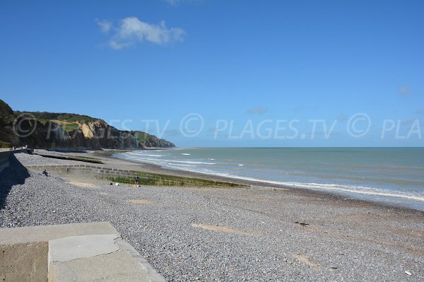 Plage de Pourville avec vue sur le Port de Mordal