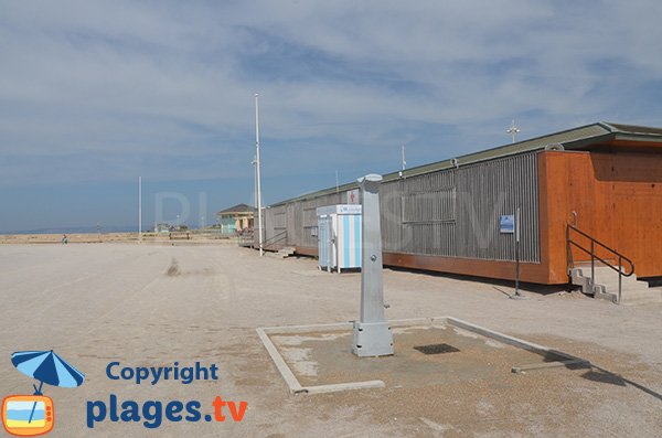 Plage du Prado Sud avec le poste de secours