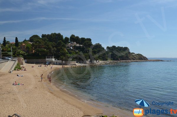 Plage de sable publique du Pradon à Carqueiranne