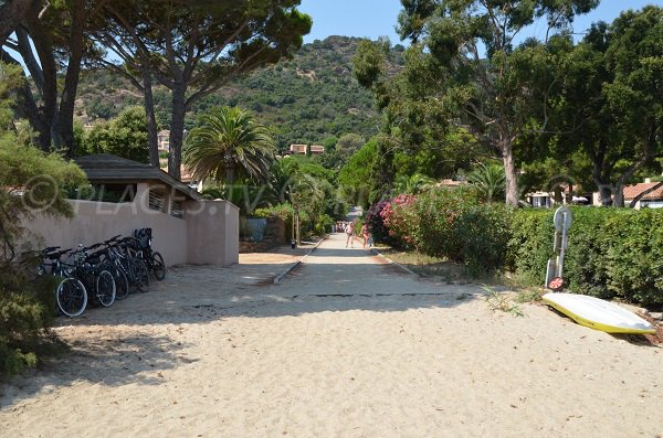 Access to the Pramousquier beach in Lavandou