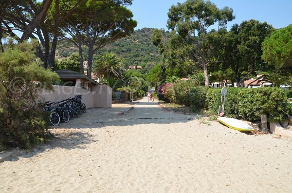 Access to the Pramousquier beach in Rayol