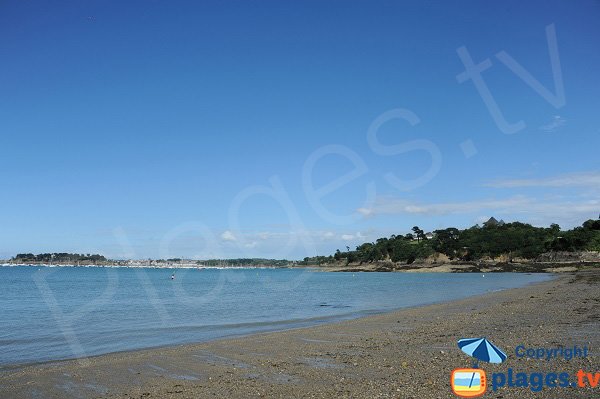 Vue sur le port de Solidor de St Malo depuis la plage de Dinard