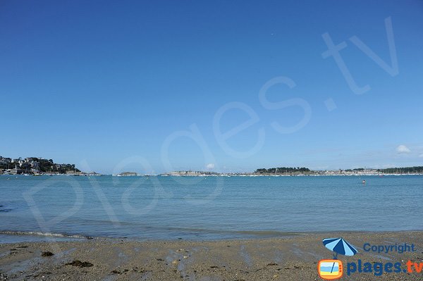 Vue sur la cité de St Malo depuis la plage du Prieuré de Dinard