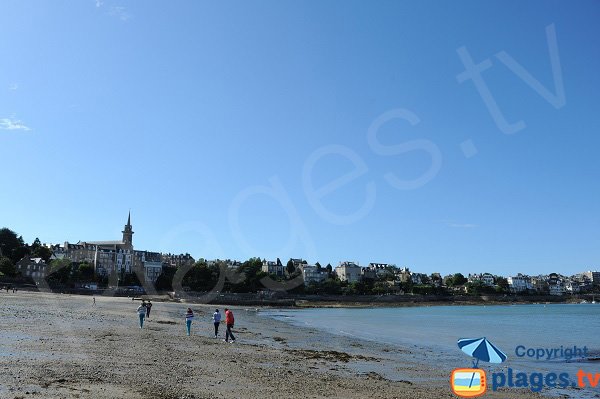 Plage à Prieuré à marée descendante à Dinard