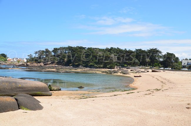 Plage de Tourony à Trégastel à proximité de Ploumanach