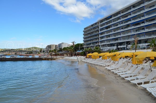 Spiaggia privata lungo la Promenade di Midi - Juan les Pins