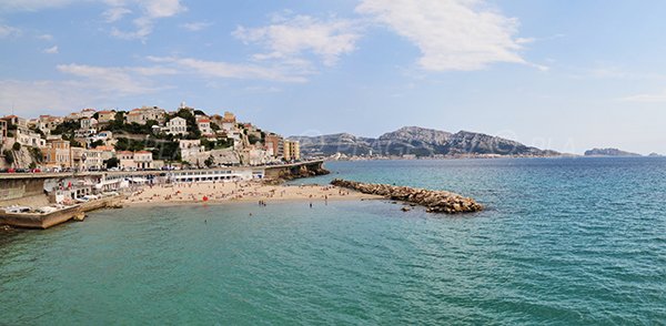 Photo de la plage du Prophète de Marseille avec vue sur le massif des calanques