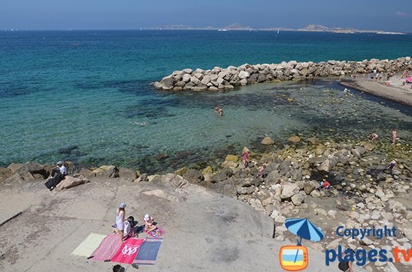 Dalle de béton sur la plage des Prophetes à Marseille