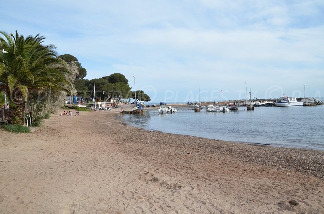 Plage à côté du Port de Boulouris