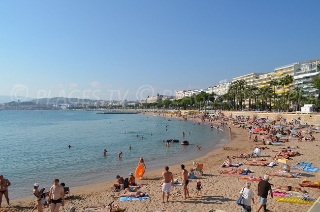 Plage publique de la Croisette du côté du Port Canto