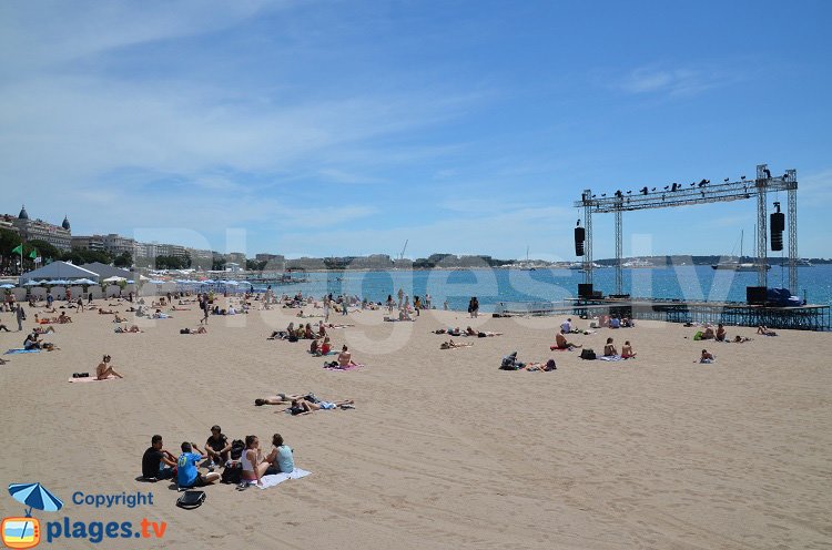 Plage publique à côté du palais pendant le festival