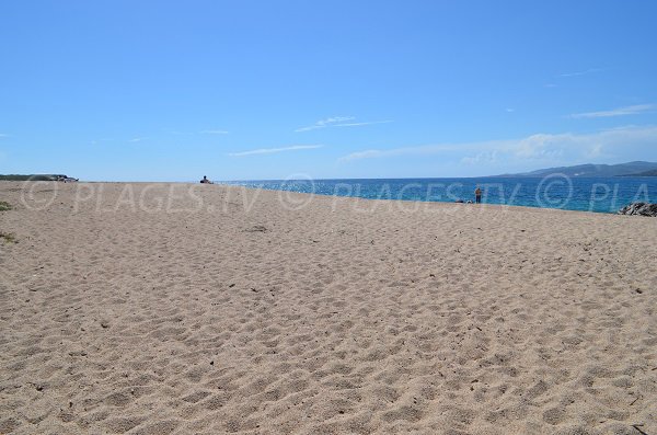 Plage de sable du Puraja à Propriano