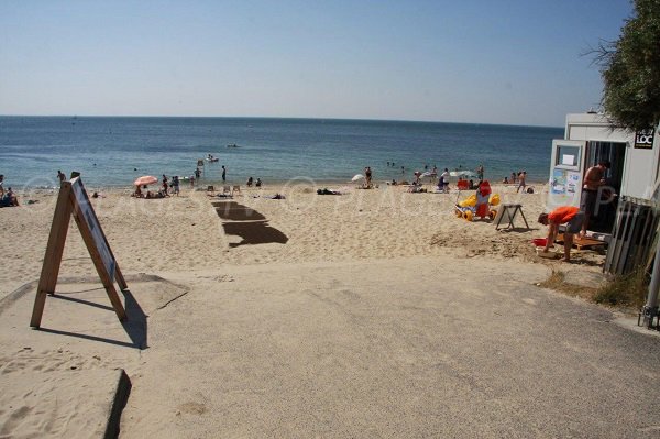 Poste de secours sur la plage de Quimiac