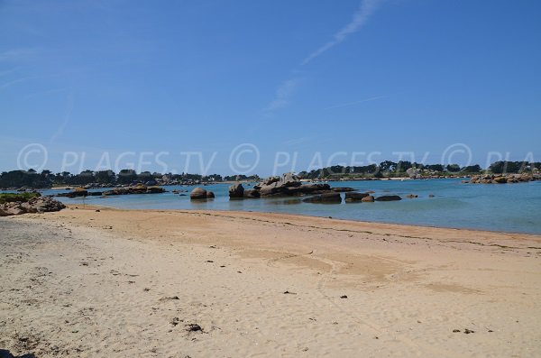 Strand von Quo Vadis mit Blick auf die Insel Renote in Trégastel