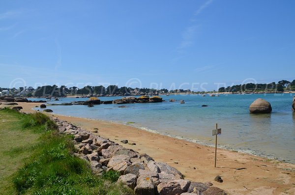 Plage avec sol vaseux à Trégastel