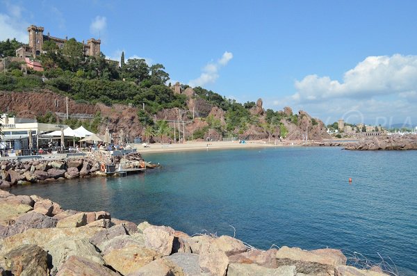 La plage de la Rague est dominée par deux châteaux