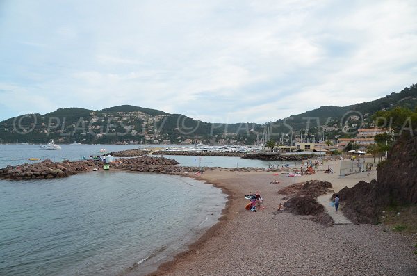 Plage de galets à la Rague à Mandelieu