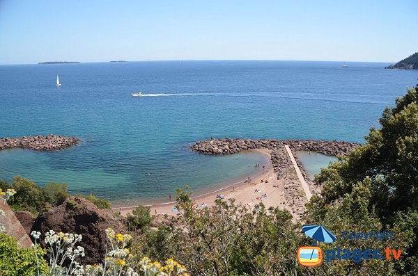 Photo de la plage de la Rague avec vue sur les iles de Lérins