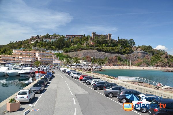 Parking de la plage de la Rague à Mandelieu la Napoule