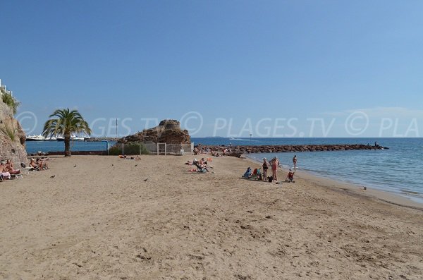 Vue sur le port de Mandelieu depuis la plage de sable de la Raguette