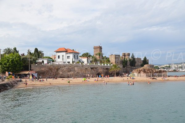 Plage de la Raguette et château de la Napoule