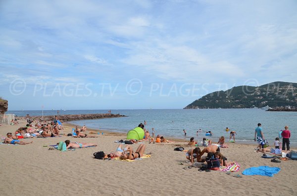 Plage de la Raguette avec vue sur l'Estérel