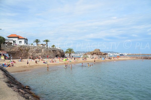 Plage de la Raguette vue depuis le sentier du littoral