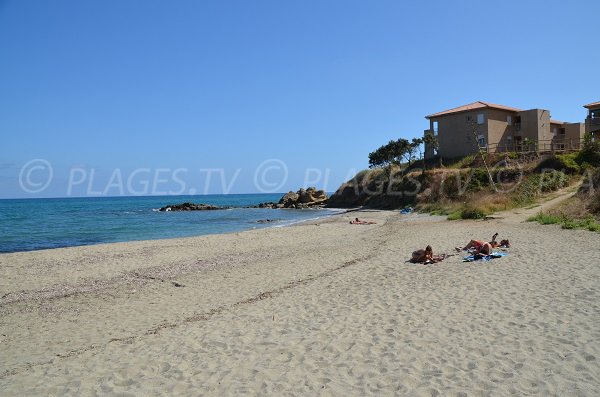 Vue sur la marine de Bravone depuis la plage du Ranch