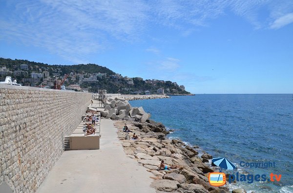 Spiaggia sul molo Rauba Capeu accanto al porto di Nizza