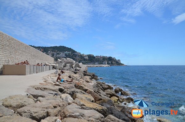 Rochers sur la plage de Rauba Capeu