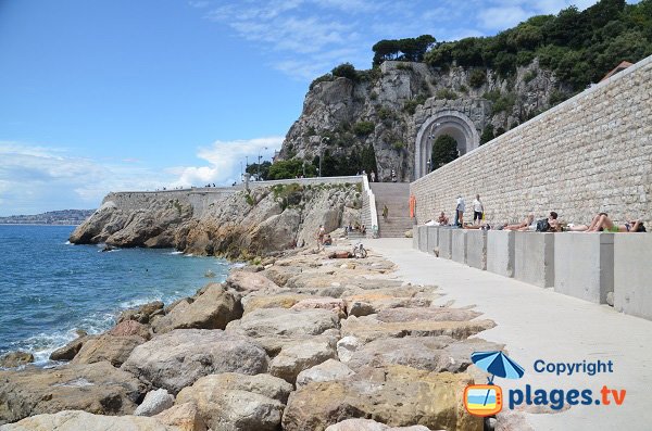 Plage de Rauba Capeu avec vue sur la colline de Nice