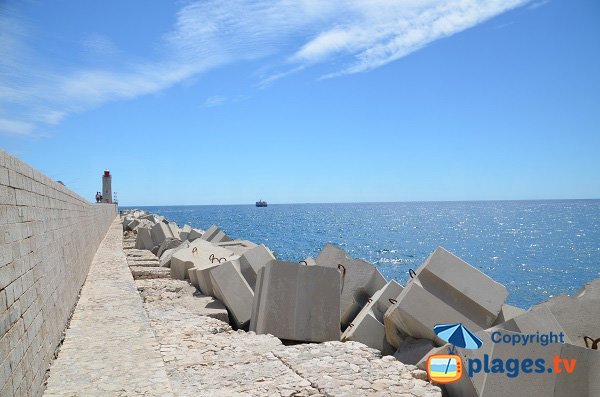 Betonblock am Quai von Nizza