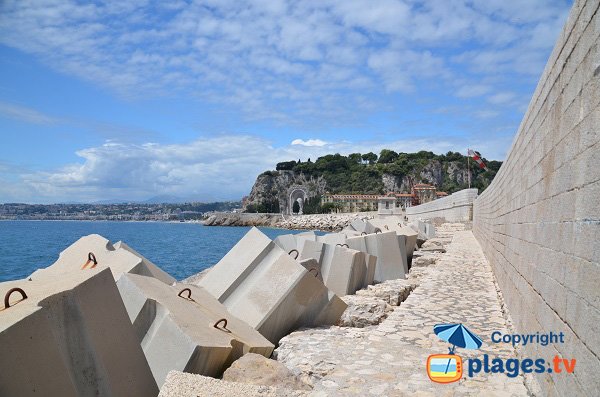 Digue Rauba Capeu overlooking the hill and the Promenade des Anglais