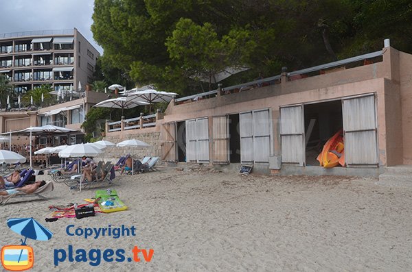 Douche sur la plage du Rayol