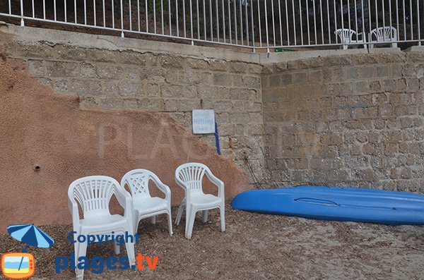 Chaises en libre service sur la plage du Rayol