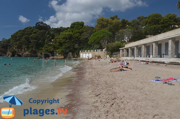 Abri à bateau sur la plage de Rayol Canadel