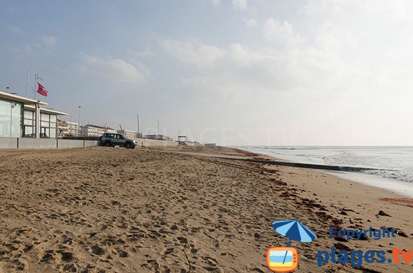 Plage des Régates à Notre Dame des Monts avec vue sur la plage centrale