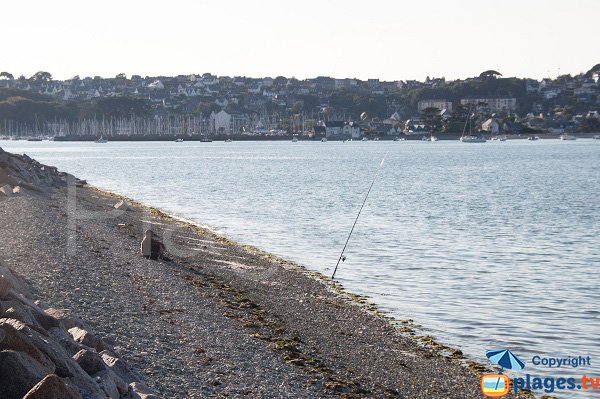 Vue sur le port de Perros Guirec depuis la plage du Renan à Louannec