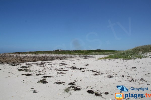 Plage de sable sur l'ile d'Aganton