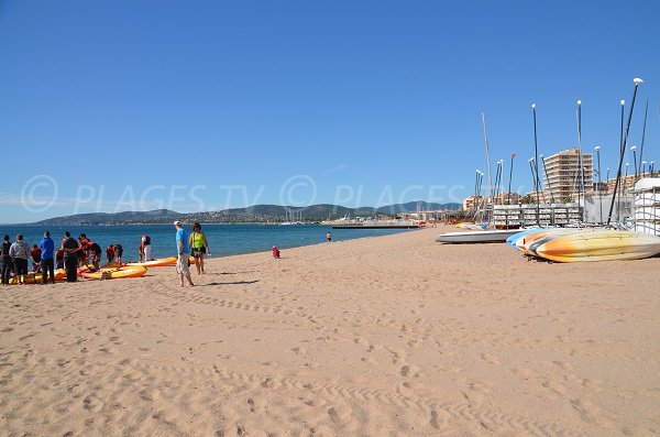 Strand der Republik in Fréjus mit Blick auf das Nautikzentrum