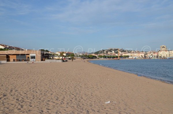 Plage de la République de Fréjus avec un restaurant