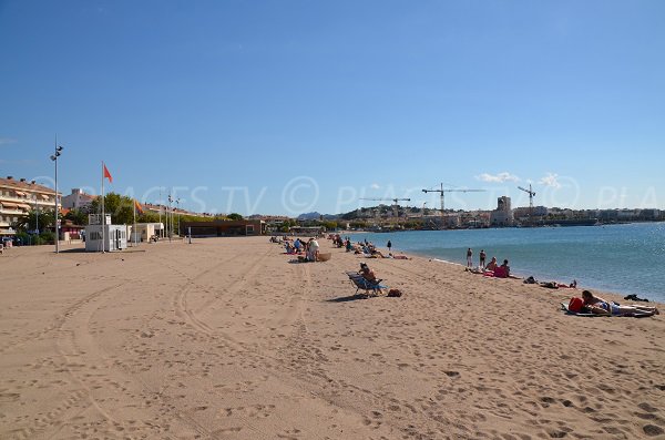 Foto des Strandes der Republique in Fréjus mit Blick auf St. Raphael