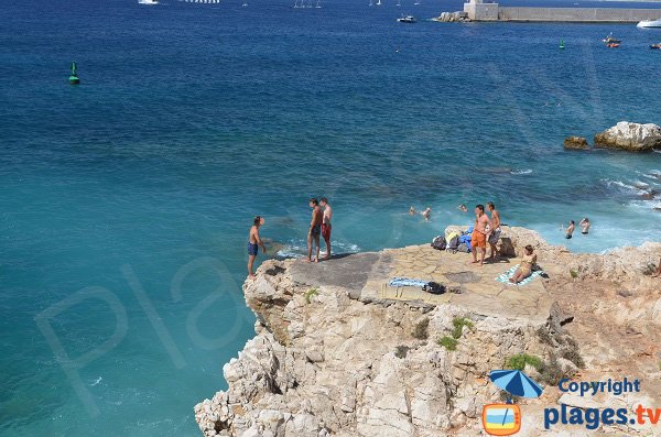 Plages aménagées dans la roche sur le site de la Réserve à Nice